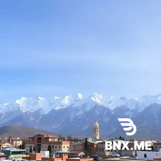 یک نقاشی در سبک میکس مدیا از انسان بساز ,از تکنیک ترکیب سنت و دیجیتال استفاده کن ,یافت های متنوع و خلاق, رنگ های آزاد و روشن,ترکیب بندی آزاد و غیر رسمی ,حس واقع گرا ,عناصر دیجیتال و سنتی,