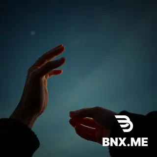 Две руки тянутся друг к другу в ночном небе, между ними трещина, в стиле сюрреалистического реализма, кинематографичный свет, акварельная текстура, эмоциональная атмосфера, 4K