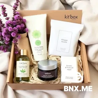 image pack of confort (medium boxe ) \ for a boutique to sell them called kit'box Bougie naturelle, tisane bio, baume à lèvres, chaussettes moelleuses 	Masque de nuit en soie, brume d’oreiller à la lavande, petit carnet « rêves »