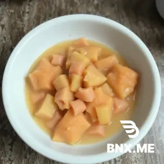 Tạo cho mình một bức ảnh có 4 nhân vật tung tung tung sahur kết hợp với quả mít trong đó các nhân vật đứng rải rác và bức ảnh màu trắng