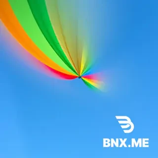 "Veduta aerea di una grande folla in un pride, la disposizione delle persone forma un'onda sonora stilizzata. Le bandiere arcobaleno si fondono con onde sonore vibranti e brillanti."