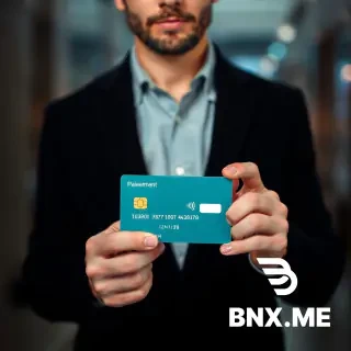 Un homme noir utilisant une carte de paieemnt virtuel