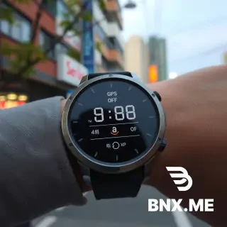 一只手指悬停在一个红色按钮上方，按钮上写着“GPS OFF”。背景是一张夜空地图，中国领土上大量关键设施（电厂、交通、金融）变灰或显示红色警告标志。象征性构图，电影布光，高对比度，4K。