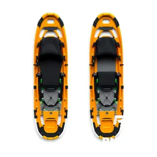PROMPT N°3 — VUE DE DESSUS TECHNIQUE Perfect orthographic top-down engineering render of the assembled Split Sled Catamaran. Dimensions: 135 cm length. 58 cm width. Two parallel snowshoes integrated into flexible catamaran hull. Black tensioned textile seat. Flexible structural backrest. Green and black Dyneema tension matrix. Carbon telescopic rails. Integrated crampons. Visible attachment points. Visible reinforcement zones. Visible stitching. Visible UHMWPE thermoformed edges. Perfect symmetry. White studio background. Outdoor equipment catalog style. Photorealistic. Ultra detailed. "The snowshoes remain unchanged and do not magically extend. The sled length is created exclusively by the deployment of the flexible UHMWPE/TPU hull membrane and structural seat assembly."