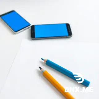 Un crayon posé une feuille blanche, avec en arrière plan un téléphone et un ordinateur, dessiner au crayon représentant un croquis du résultat finale sur papier pas trop détaillé, le crayon est net et bien taille; la feuille sur laquelle se trouve le crayon est vierge et l'écran des deux appareil affichent une image en bleu, vue en plan serré, pas de couleur juste le dessin sous forme de croquis, en portrait ratio égale à 9:16