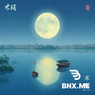 上午淡金色的阳光散漫大街，大街长椅上一个大胸美女正在掀起衣裤进行漏出